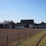 Neben dem Hartplatz stehen auch die Umkleiden, Duschen und sonstigen Nebenräume im Fokus, die in einem schlechten Zustand sind und dringend saniert werden müssen.