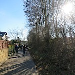Das sieht nicht jede/r Anwohner/in mit Wohlwollen, hatte man sich hier doch eine Grünoase vorgestellt, aber wo sollen sich Kinder sonst austoben?