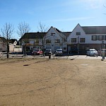 ... an diesem zentralen Platz muss etwas passieren, er ist viel zu unbelebt - ein Lichtblick ist derzeit nur das Eiscafé - und ...