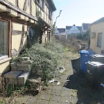Zurück zur Stadterneuerung: Viele Häuser, auch dieses denkmalgeschützte Kleinod, stehen leer und verfallen in ihrer Substanz - hier muss dringend investiert werden!