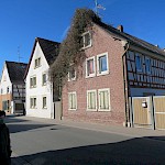Für die GLB hat aber ein Konzept zur "blauen" und "grünen" Infrastruktur zuvor Priorität, denn es fehlen Bäume und kühlende Wasserflächen in der Büttelborner Mitte.