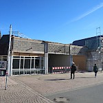In direkter Nachbarschaft entsteht schon ein kleines Ärztezentrum (lange erwartet in Büttelborn), das auch ein Café (vorne links) beinhalten soll.