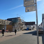 Wie werden die notwendigen Parkplätze angelegt? Wie verträgt sich ein Platz zum Verweilen mit durchfahrendem Autoverkehr? Ein Widerspruch?
