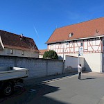Und noch eine Frage, die in der Gemeindevertretung und den Ausschüssen schon heftig beraten wurde: Was passiert mit der Mauer, die den bislang kleinen Platz vom Grundstück des Seiberthauses trennt.
