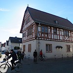 Radeln in der Ortsmitte - am Samstagnachmittag gut möglich, aber unter der Woche und im Berufsverkehr nicht ungefährlich!
