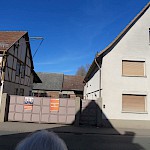Vorne fordert die CDU "Sachverstand für Büttelborn", dahinter ein ehemaliger Hof mit großer Flächenreserve - unbewohnt.
