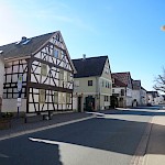 Weiter geht´s, entlang eines schöneren Abschnitts der Mainzer Straße, u.a. mit Wasserschmidts Bauernlädchen.
