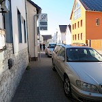 Parkende Autos contra Fußgänger - käme man hier mit einem Kinderwagen, Rollstuhl oder Rollator durch? Ja, ein Verkehrskonzept ist notwendig ...