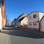 Hier beginnt/endet Tempo 30 auf der Mainzer Straße, obwohl die Gemeindevertretung Ende 2016 eine Verlängerung der Geschwindigkeitsbeschränkung bis zur Ecke Karlstraße/Georg-August-Zinn-Straße beschlossen hatte ...