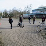 Zum vereinbarten Zeitpunkt trafen wir uns mit acht Personen auf dem Parkplatz der Sporthalle. Die Gruppe wurde durch die GLB-Vorsitzende Ute Kroiß begrüßt, die uns dann zusammen mit Sabrina Bausch führte.