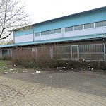 Was ganz nebenbei auffiel: Sehr viel Müll rund um die Sporthalle - die Gemeinde sollte ihre Liegenschaften eigentlich besser pflegen!