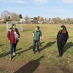 Am direkt angrenzenden Bolzplatz (auf Initiative der GLB verwirklicht, immerhin mit einem Aufwand von 30 T€!) kritisierten Sabrina, Ute und Tanja: "Auch hier keine Sitzgelegenheiten!"