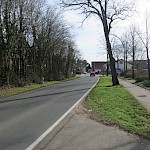 Ein weiterer Nachteil des KiTa-Standorts an der Sporthalle: die schwierige Überquerung der Geleitstraße, im Bereich der Bushaltestellen fehlt ein gesicherter Übergang.
