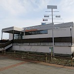 Weiter ging es zum Bürgerhaus, wo zwar ein Blühstreifen angelegt und das Dach saniert wurde, aber eine PV-Anlage fehlt dort genauso wie auf der KiTa Im Baumgarten nebenan- die GLB wird nachhaken!