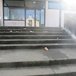 Auch rund um das Bürgerhaus viel Müll, das sollte auch in Pandemiezeiten nicht so aussehen. Die dortigen "Besucher" sollten doch die Müllbehälter nutzen und die Gemeindeverwaltung besser kontrollieren.