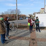 Ute und Sabrina erläuterten ihre Vorstellungen zu einer ersten (!) öffentlichen Ladestation für E-Autos in Worfelden auf dem kleineren Parkplatz direkt vor dem Bürgerhaus.