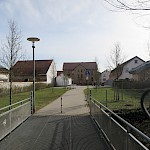 Vor Jahren saniert: Das Gelände an der Alten Schule, im Winter leider wenig einladend - auch hier zu wenig Sitzmöglichkeiten.