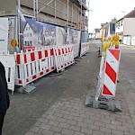 Hoffentlich werden die Kollateralschäden des Bauens an den öffentlichen Bürgersteigen auch wieder beseitigt.
