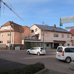 Trostlose Anblicke mitten im Ortskern, die ehemalige Paketannahme/-abholung ist dicht. Das nächste "Abriss-/Sanierungsobjekt"?