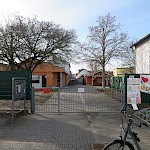 Damit entstünde eine Erweiterung der bestehenden KiTa "Haus der kleinen Welten", deren Grundstücke direkt aneinander grenzen.