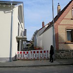 Abschließend besahen wir uns noch ein weiteres Beispiel für die Nachverdichtung im Ortskern schräg gegenüber der KiTa "Haus der kleinen Welten".